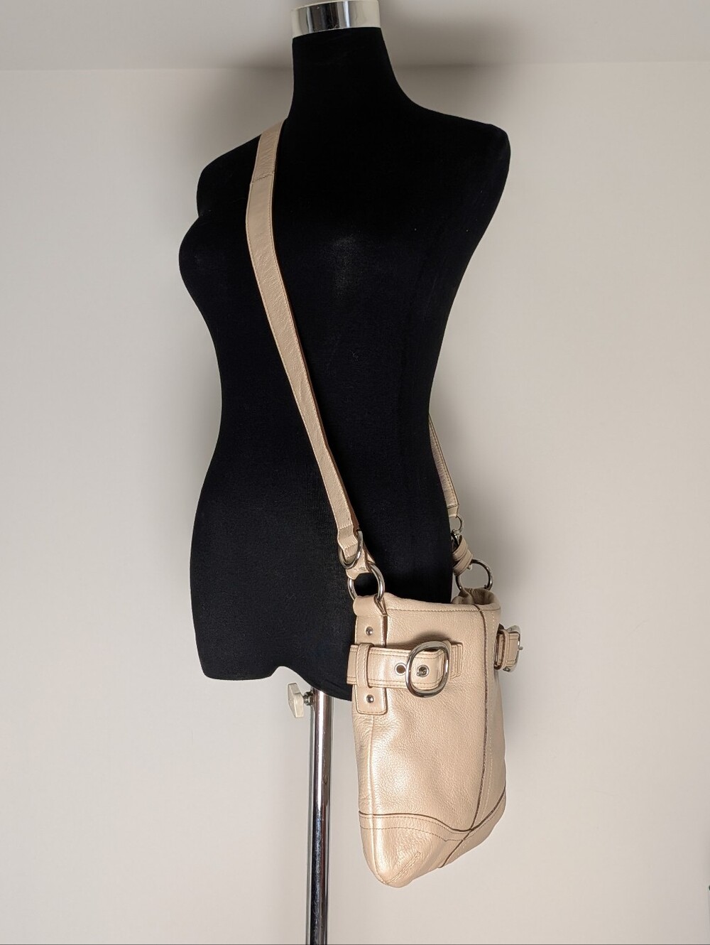 Vintage White Leather Coach Buckle Shoulder Bag Creme